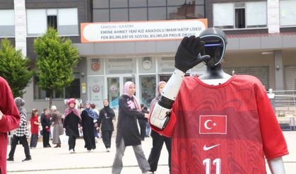 Türkiye'nin İlk Nüfusa Kayıtlı Robotu CANİKMAN Öğrencilerle Buluştu