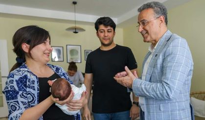 İlkadım'da Doğan 555'inci Bebeğe İlk Hediye Başkan Kurnaz'dan