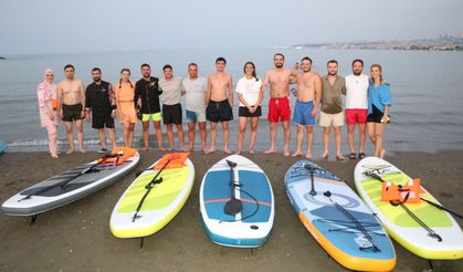 SUP sporcularına denizin ortasında mangalda kebap servisi