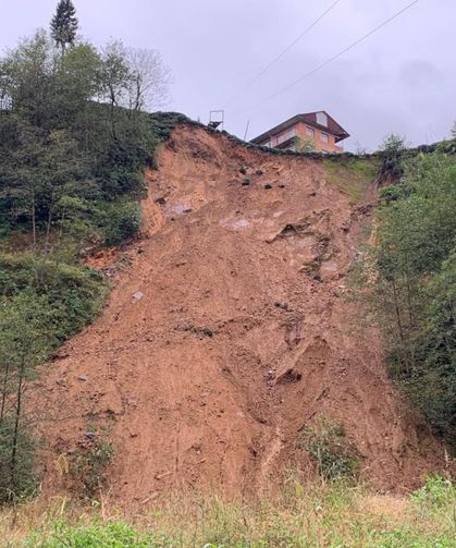 Rize'de Heyelan; 2 Boş Ev Toprak Altında Kaldı