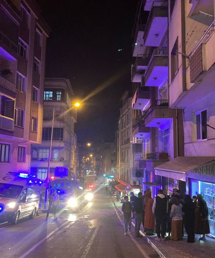 Yanan evde mahsur kalan anne ve oğlu yaralandı