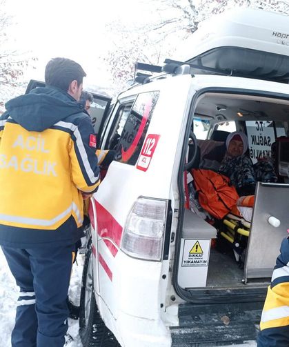 Kardan kapanan yol açılıp hastaneye ulaştırıldı