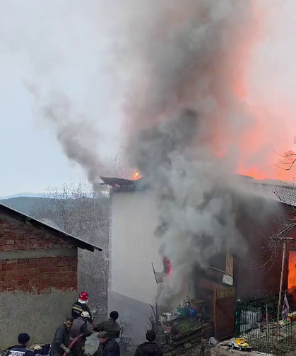 2 katlı ev, alev alev yandı