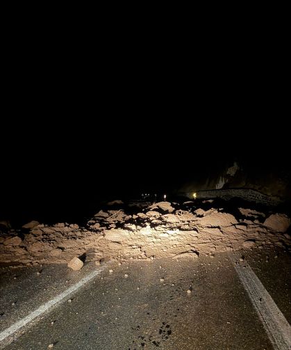 Bolu'da yağmur heyelana neden oldu, ilçe yolu ulaşıma kapandı