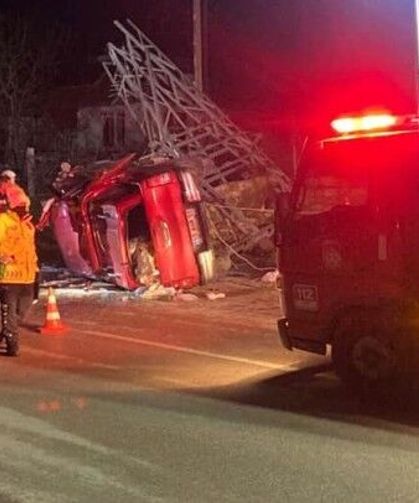 Yüksek gerilim hattı direğine çarpan kamyonetin sürücüsü ağır yaralandı