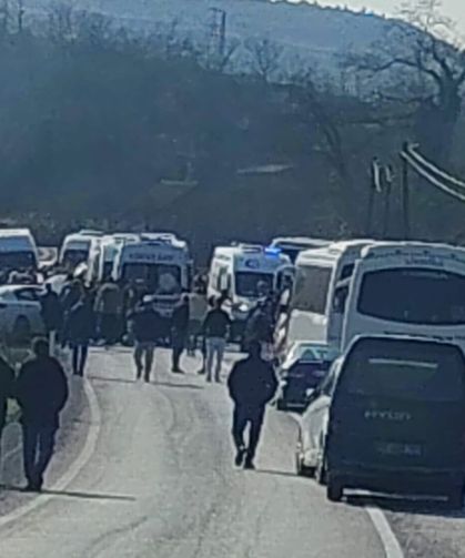 İşçi servisi ile otomobil çarpışt: 13 yaralı