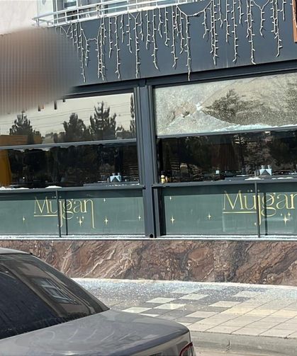 Motosikletli saldırganlar kapalı restoranı kurşunladı