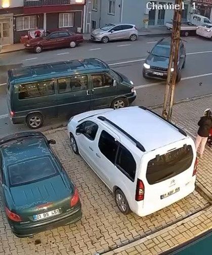 Otomobilin çarptığı yaya ağır yaralandı; o anlar kamerada