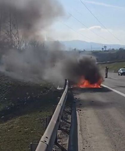 Otoyolda otomobil alev alev yandı
