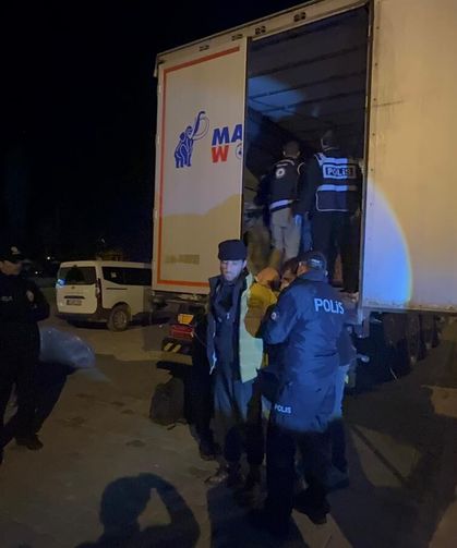 Durdurulan TIR'da 18 kaçak göçmen yakalandı
