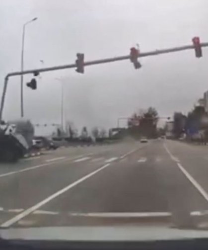 Kamyonetin sinyalizasyon direğine çarptığı kaza araç kamerasında; 4 yaralı