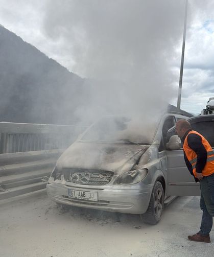 Motor kısmından alev alan minibüs yandı