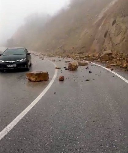 Tokat'ta yağış sonrası kaya parçaları yola yuvarlandı