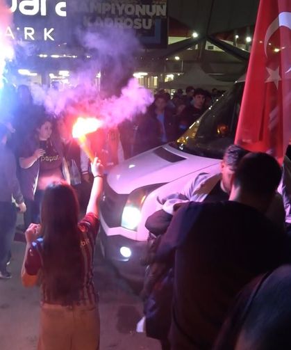 Trabzonsporlu taraftarlar Galatasaray galibiyetini kutladı