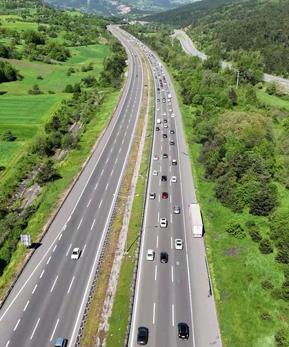 Anadolu Otoyolu'nun Bolu geçişinde trafik yoğunluğu