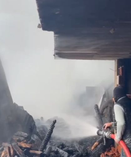 Rize'de bitişik iki ev, yangında kullanılamaz hale geldi