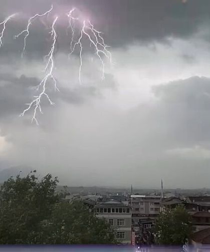 Tokat'ta peş peşe düşen yıldırımlar kameraya yansıdı