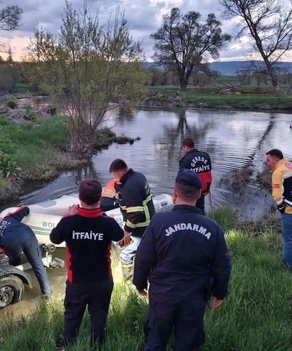 Traktörüyle dereden geçerken mahsur kalan sürücüyü ekipler kurtardı