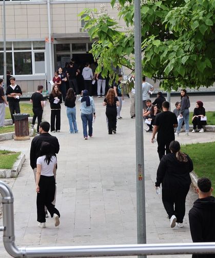 Anne ve iki oğlu aynı okulda üniversite sınavına girdi