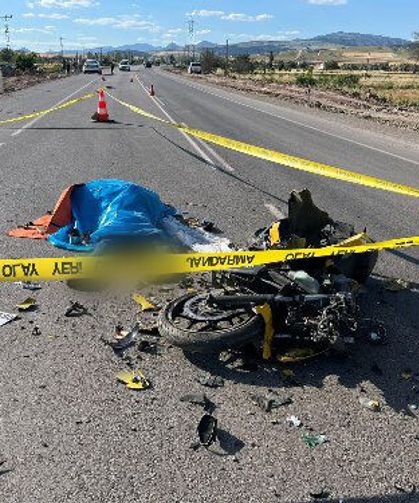 Çorum'da kamyona çarpan motosikletin sürücüsü öldü