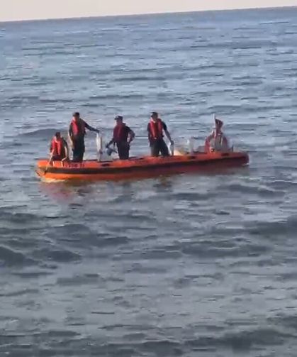 Uyarılara rağmen denize giren genç kayboldu