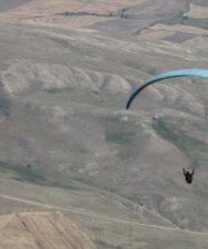 Kayalıklara düşen yamaç paraşütü pilotu öldü