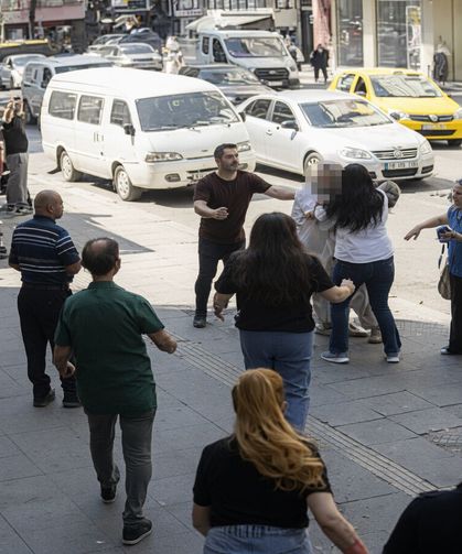 Otomobilin çarptığı motosikletin aynası kırıldı; çıkan kavgada 3 kişi yaralandı
