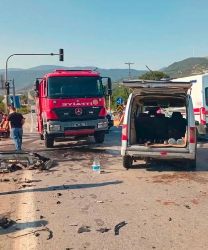 Otomobil ile hafif ticari araç kafa kafaya çarpıştı: 6 yaralı
