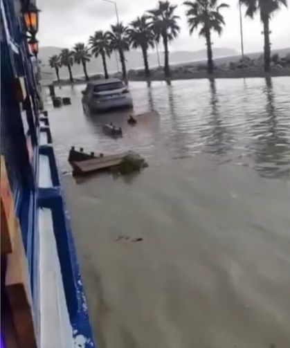 Sinop'ta sağanak sonrası yollar göle döndü