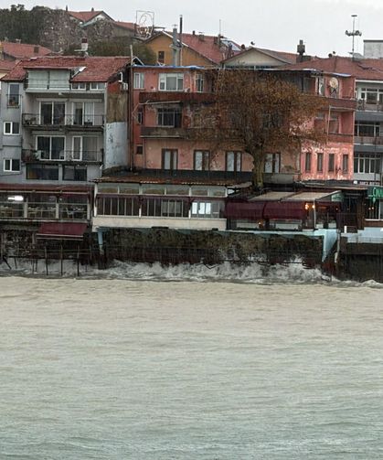 Amasra'da fırtına; dalga boyu 2 metreye ulaştı