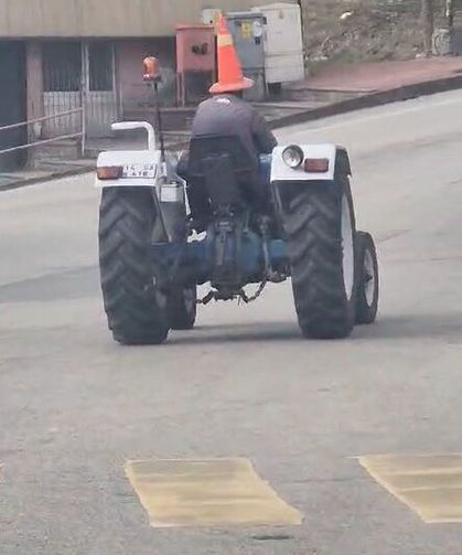 Kafasına taktığı dubayla traktörle trafikte ilerledi