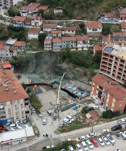 Tokat'ta yol çöktü, 2 katlı ev tahliye edildi