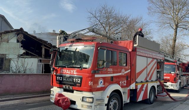 Düzce'de Metruk Yapıda Çıkan Yangın Söndürüldü