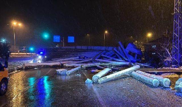 Tokat’ta Buzlanma Nedeniyle Tomruk Yüklü TIR Devrildi