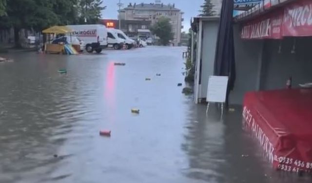 Artvin'de Sağanak; Yollar Göle Döndü