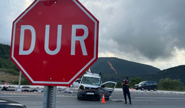 Düzce'de İki Aracın Karıştığı Kazada 1 Kişi Öldü, 2 Kişi Yaralandı