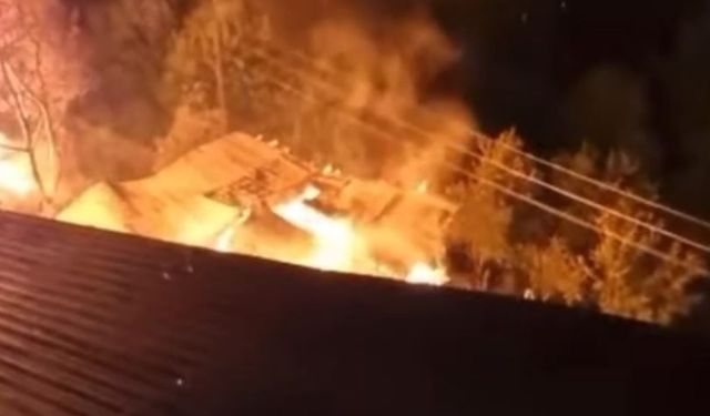 Artvin'de Ev Ve Samanlık Yangını: 2 Kişi Dumandan Etkilendi