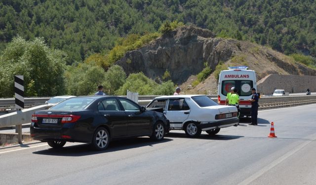 Amasya’da İki Otomobil Çarpıştı; Çift İle Oğulları Yaralandı