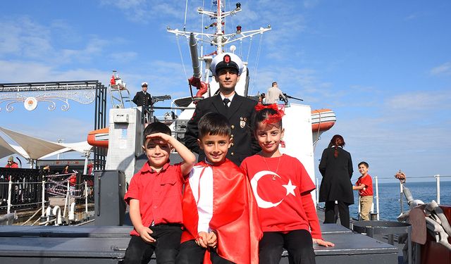 Samsun'da Cumhuriyet Bayramı'nda TCSG-87 Gemisi Ziyarete Açıldı