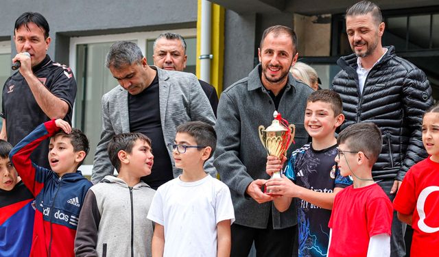 Zeki Yavru, Futbol Turnuvasında 4-G Takımına Kupa Verdi!