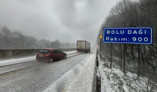 Bolu Dağı Geçişinde Kar Yağışı Etkili Oldu