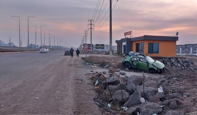 Toprak yığınına çarpıp takla atan otomobildeki 3 kişi yaralandı