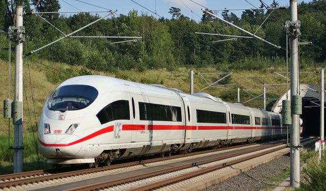 Almanya'da Tren Kazası: 1 Ölü, 11 Yaralı