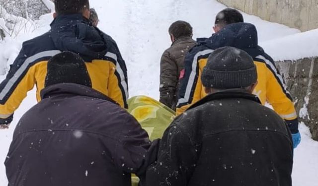 Amasya'da Mahsur Kalan Hasta Paletli Ambulansla Hastaneye Ulaştırıldı