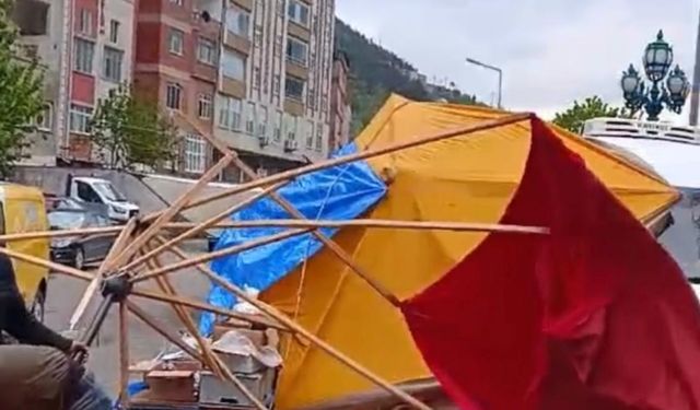 Artvin’de fırtına etkili oldu; tezgahlar devrildi, sebze ve meyveler yola döküldü