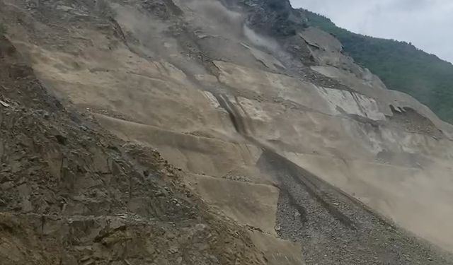 Artvin’de heyelan nedeniyle karayolu kapandı; o anlar kamerada