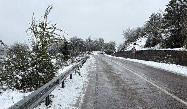 Bartın'da kar yağışı nedeniyle 28 köy yolu ulaşıma kapandı