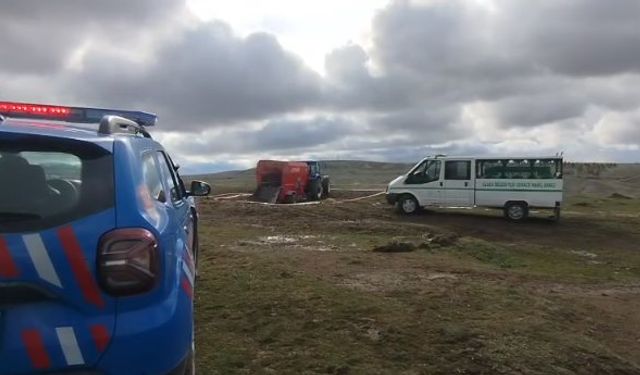 Çalışır haldeki yem karma makinesine düşerek öldü