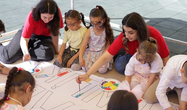 Gönüllüler, Gaziantep’te çocukların 23 Nisan coşkusuna ortak oldu