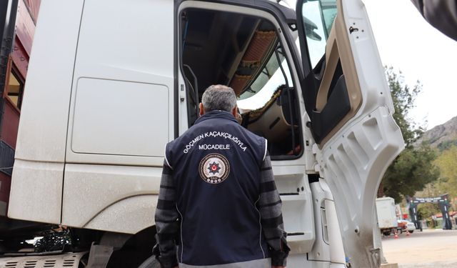 Kaçak göçmenler, TIR’ların yatak bölümünde uyurken yakalandı